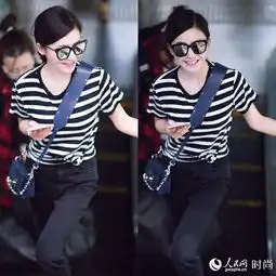 杨子姗条纹t恤现身机场低调不炒作专注演戏和生活
