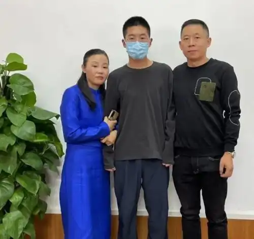 孙卓班主任火了,长相帅气堪比男明星,孙卓喊他王妈妈