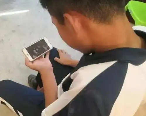 河南15岁男孩玩直播抽奖,竟花光姐姐17万彩礼,网友不值得同情