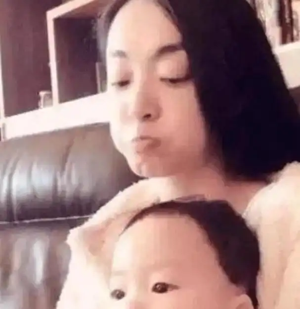 功夫中的龅牙珍已经嫁人了,如今生活照曝光,感觉自己被骗