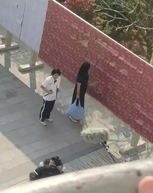 吴磊张子枫现身学校拍戏,穿校服手拉手奔跑,私下一起看剧本好甜