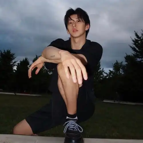 干净男头你携清风走来
