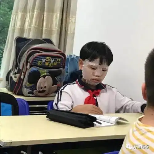 广州00后小男生,敷着面膜做作业网友惊叹我不配当女人...
