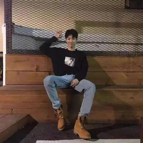 入秋新装来件卫衣街头潮男穿搭配抢先看
