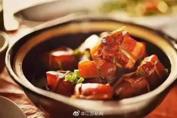 排队人太多没吃到东坡肉,初二男生独自在食堂里哭