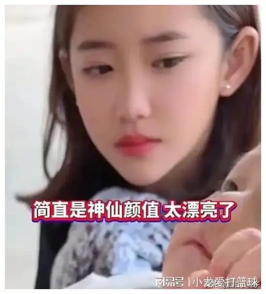 妈妈拍视频记录儿子,一旁的姐姐凭颜值走红,网友堪比刘亦菲