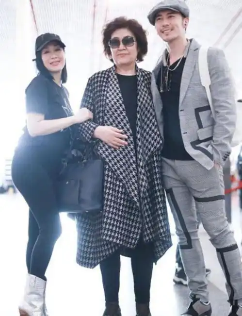 钟丽缇扮少女用力过猛,穿打底裤出街,殊不知气质不如婆婆好