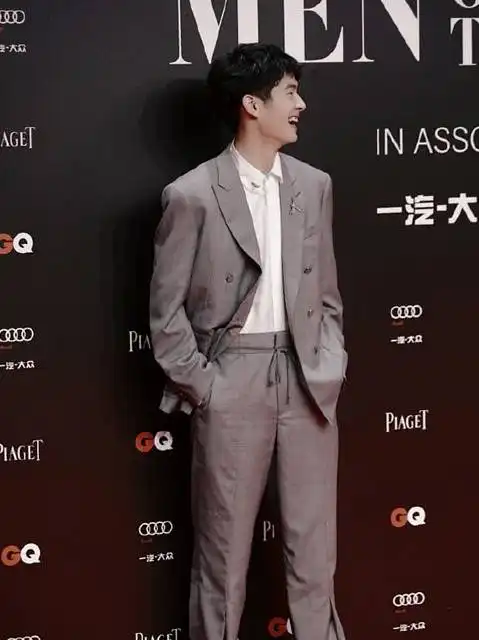 男星红毯比造型,李现穿西装打领结显沉稳,蔡徐坤的打扮很亮眼