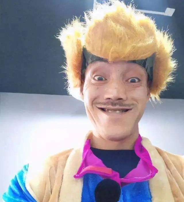光头强52岁走红,娶娇妻住别墅,如今光环褪去跑摩的为生
