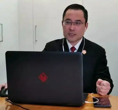 这个老师为啥穿着法官制服上网课
