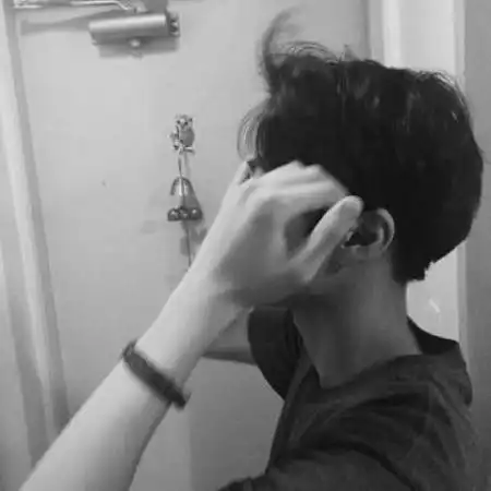 帅气超拽黑白男生头像,一个不要求回报的男生
