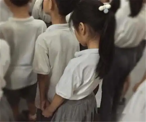 电话手表成小学生恋爱新手段,一个人谈3个,成年人想都不敢想
