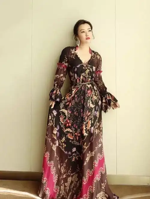 服了安以轩的贵妇范,把一件不起眼的紫色长裙,穿得优雅又高级