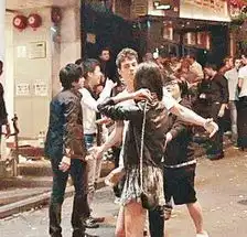 混血嫩模惨遭男友当街辱骂低头耸脑认错撒娇