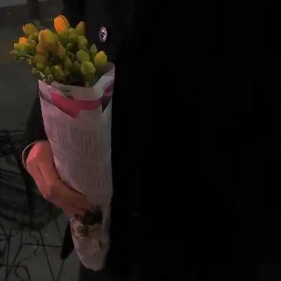 漂亮好看的拿花头像男生女生手拿着花束
