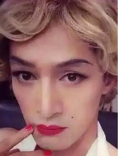 明星男扮女装何炅可爱,陆毅以假乱真