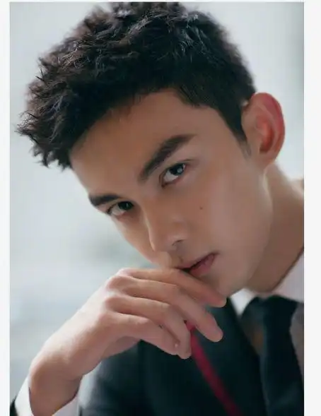 吴磊现身杭州出席活动,白衬衫宛如阳光少年,男友力爆棚人气好高
