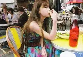 毫无形象众女星街头豪爽吃喝照