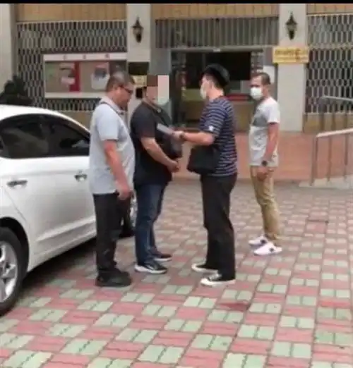 撞人弃车逃逸被录像,男子自首当时太紧张