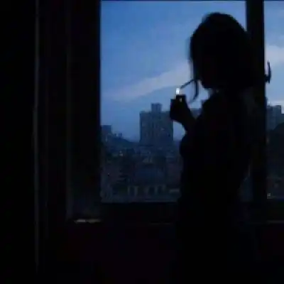 孤单女生唯美伤感图片死亡不是终点被遗忘才是