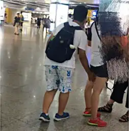 13岁男孩频伸咸猪手警方不满14周岁又主动投案不予处罚