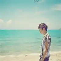 真人清新男生在海边的头像图片