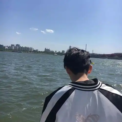 男生头像以前委婉的说了很多话,后来冷静的一句话都不愿多说
