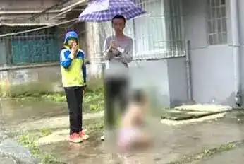 贵阳8岁男童只穿条内裤雨中罚跪,声音哭到沙哑,母亲他不好好写作业