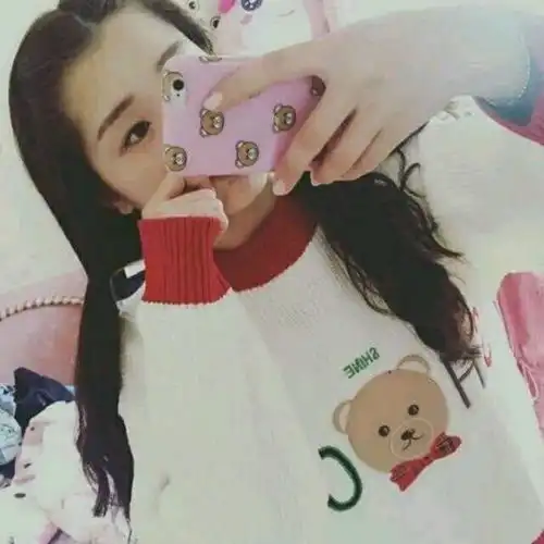 男生用手机半遮脸近景歪着头下图的情侣头像急急急