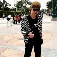 谁能给我一张qq校友能审核过关的头像