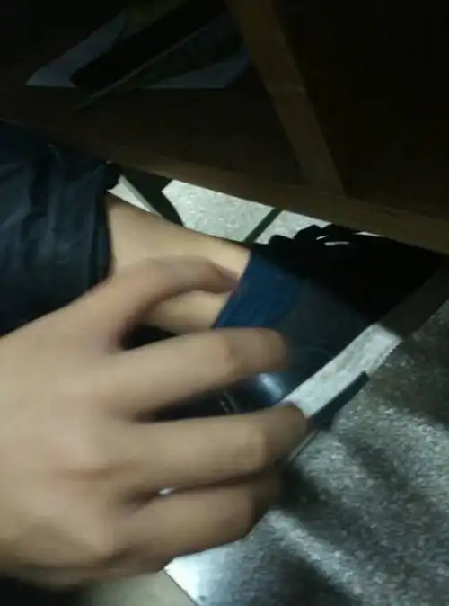 有没有一些15岁以下的男孩夏天穿凉鞋的照片啊,沙滩凉鞋和皮凉鞋都行,全身或者只是凉鞋或脚也许