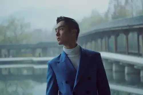 盛一伦游走杭州烟雨濛濛静谧美好