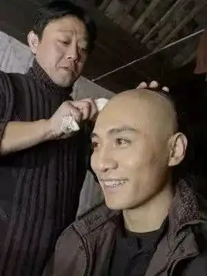 幽默段子笑话落水是先救妈妈还是救女友,千古难题终于有答案了