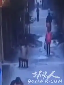 实拍变态色狼当街脱掉美女裙子女子花容失色羞涩离场