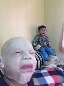 男子为让儿子不哭闹戴婴儿哭泣面具结果吓惨孩子
