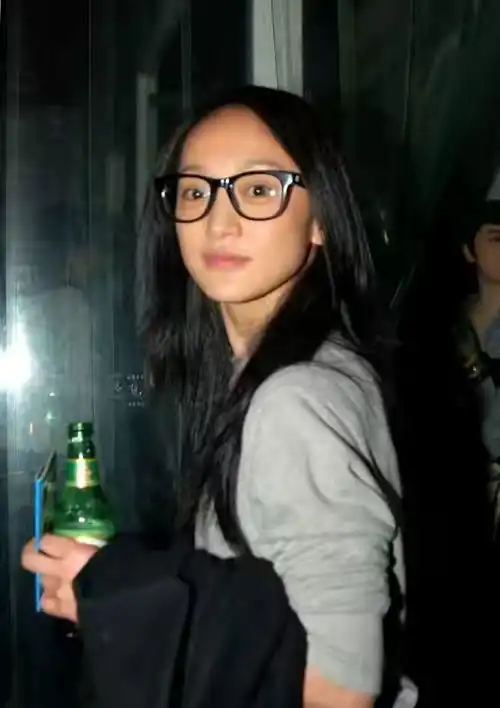 周迅46岁就服老了,走机场踩平底鞋,容颜苍老一点都不遮掩