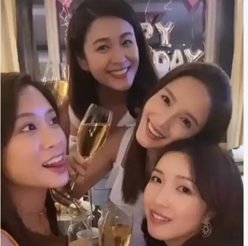 郭嘉文出席闺蜜庆生宴,被男友李泽楷承认地位,合影就要靠前站