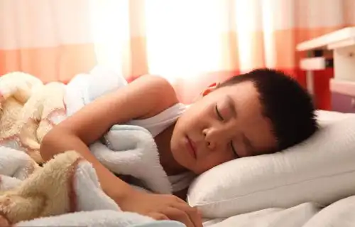 13岁的男孩晚上和离异的妈妈睡一起合适吗