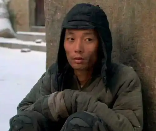 45岁男人在阁楼上崩溃结婚十五年,存款三万,不敢歇着
