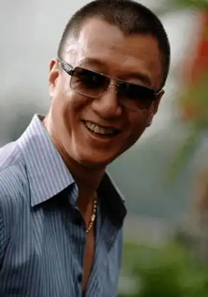 孙红雷最新剧照曝出,板正寸头身材暴瘦,网友怎么看都像演坏人