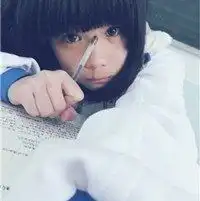 qq头像穿校服的女生看书的

