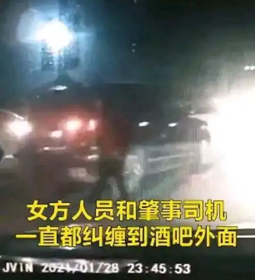 四川江油中坝一酒吧发生打架斗殴事件,一男子倒车攻击,结果场面失控