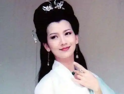 杨紫赵雅芝同框,相差37岁两代白娘子,差别不大