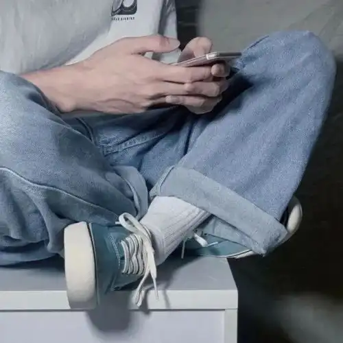 男头像所有的一时兴起,最终都要用孤独来偿还
