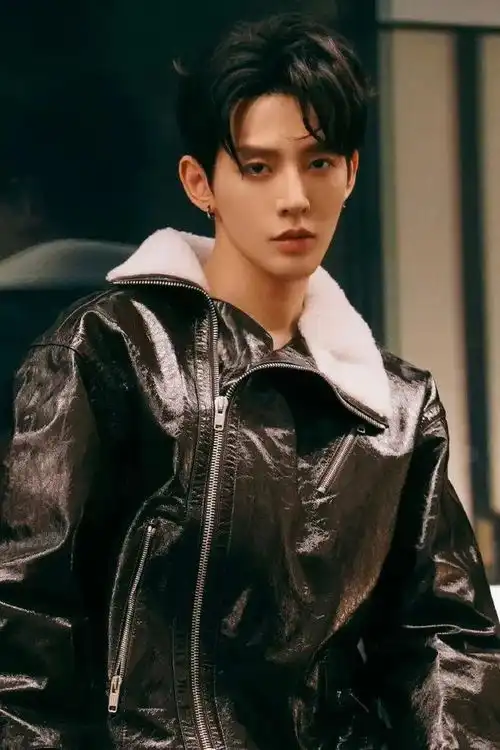 当高颜值的男人穿上皮衣,请问各位女生如何应对