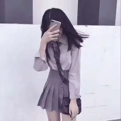 拿苹果手机的女生头像挡脸苹果手机可爱头像
